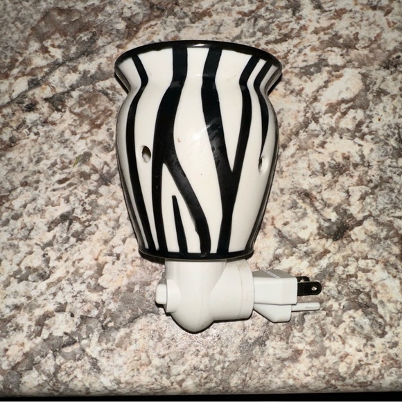 Scentsy Black White Zebra Print Mini Plug In Wall Wax Warmer Night Light - Picture 6 of 8